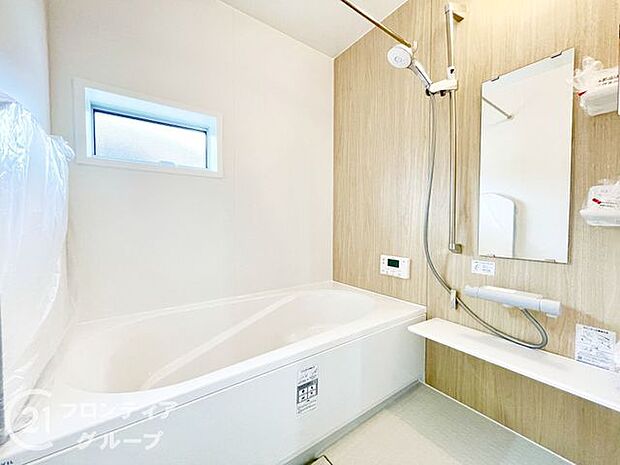 落ち着いた色合いは、心を穏やかにし、リラックスタイムをより豊かにする素敵な選択です。窓があるのでこまめに換気ができ、清潔感あふれるバスルームで快適な時間をお過ごしください。