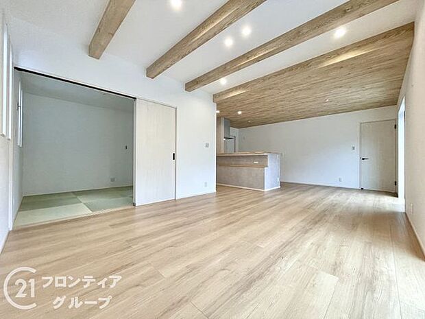 リビングは、広々とした空間で、家族や友人との時間を楽しむのにぴったりです。快適な居住空間を提供します。