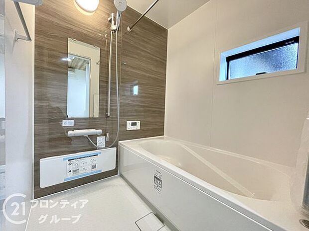 落ち着いた色合いは、心を穏やかにし、リラックスタイムをより豊かにする素敵な選択です。窓があるのでこまめに換気ができ、清潔感あふれるバスルームで快適な時間をお過ごしください。