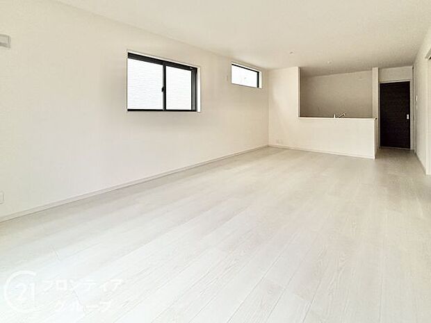 LDKには大きな窓からたくさんの光が入り、明るく、開放的な空間を演出してくれます。お友達が遊びに来た時も自慢のリビングになりますね！