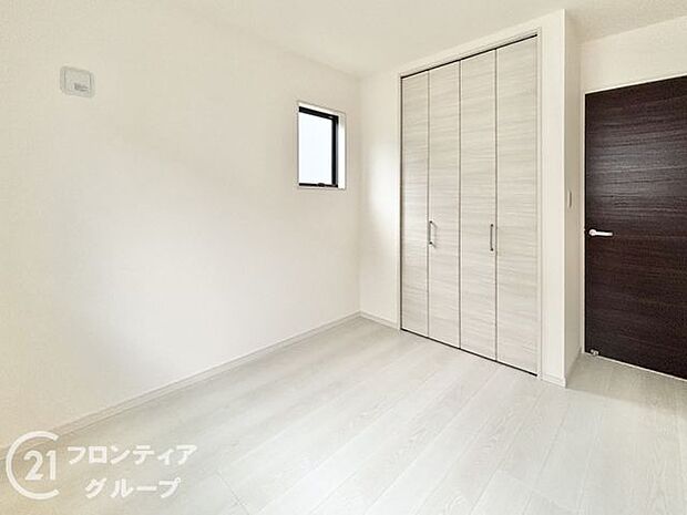 寝室や子供部屋など用途多彩な明るい洋室！