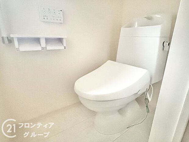 便器にふちがなく、汚れが隠れて見えない部分が極端に少なくなっており、お手入れも楽々！スピーディでパワフルな洗浄力を実現しています！