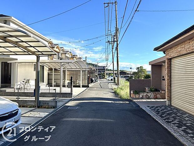 前道が整備されており、快適なアクセスを実現します。交通量の少ない環境で、静かに暮らせる住まいです。