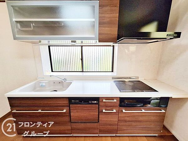 広々としたカウンタートップと充実した収納スペースが、効率的な作業をサポートします。調理スペースが広いので、料理の効率がアップし快適なキッチンライフを提供します。