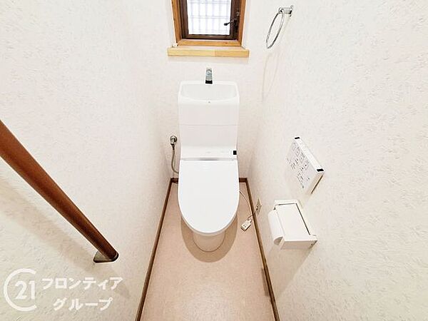 手摺付きのトイレは、安全で使いやすく、特に高齢者や子供に優しい安心の設備です！温水洗浄器付き便座で、窓付きで明るく、快適空間となっております。
