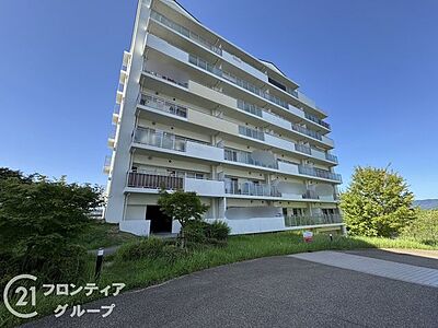 外観：緑が多く落ち着いた雰囲気があり、マンションと周辺の雰囲気が調和されて住み心地が良さそうです。