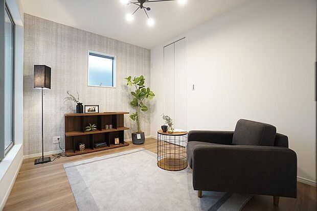 【施工例／洋室】スタイル：カフェナチュラル自然を想像させるアースカラーを使用した爽やかなデザインは、まるでカフェにいるかのような癒されるデザインです。