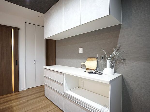 【施工例／カップボード】カップボードは縦に収納スペースを確保できるため、限られたキッチンの床面積を有効に使えます。壁付けの収納なので、食器棚のように地震の際に倒れる心配もありませんね。