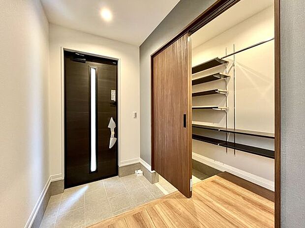 【施工例／シューズクローク】広いシューズクロークで玄関がすっきり。スノーボード、キャンプ用品などの大型荷物もしまえます。また通り抜けができる為、靴が散らかないのも魅力◎