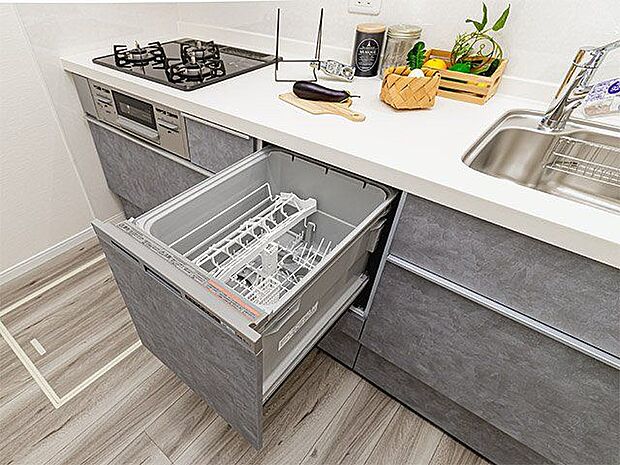 【施工例／食器洗浄乾燥機】家事の負担を軽減し、他の作業に時間を使えますね。手洗いによる洗剤や水の影響を受けないため、手肌にも優しいです。