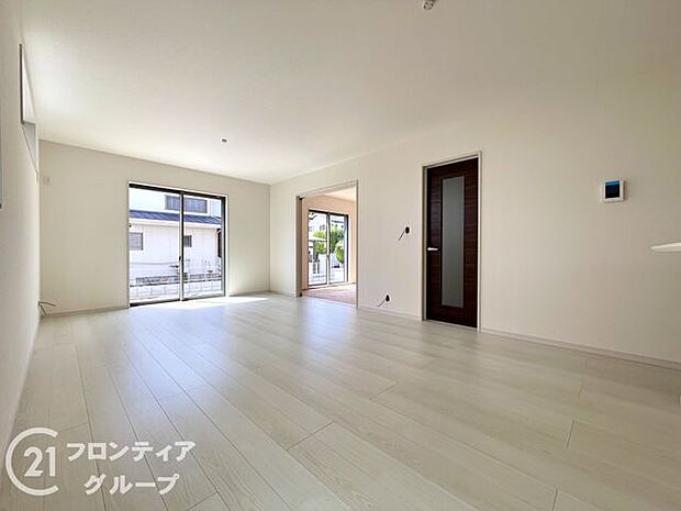 リビングのフローリング材には、木目や色調など木材特有の風合いがあり、ナチュラルな美しさで、日々の生活に温もりを与えてくれます。