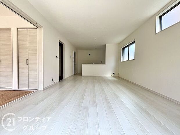 LDKには大きな窓からたくさんの光が入り、明るく、開放的な空間を演出してくれます。お友達が遊びに来た時も自慢のリビングになりますね！