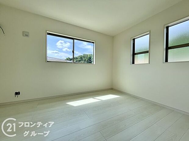 寝室や子供部屋など用途多彩な明るい洋室！