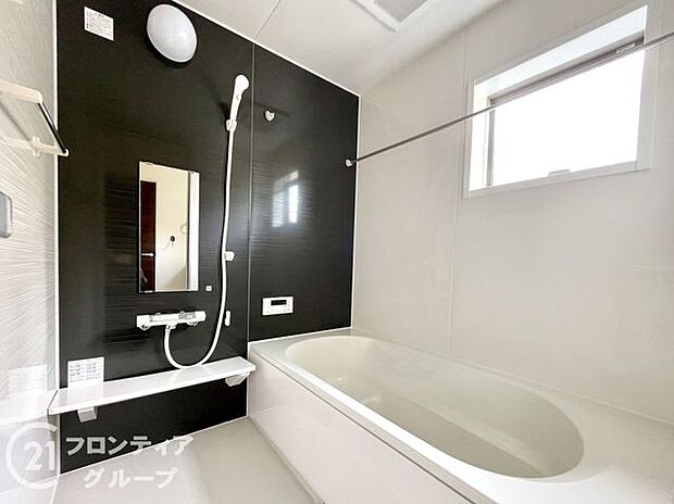 浴槽は環境にやさしい節水タイプを採用。浴槽内ステップで半身浴や親子入浴も楽しめるので、毎日のバスタイムをエコで素敵に演出してくれる小窓付きの浴室です