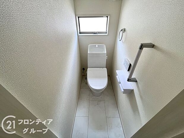 便器にふちがなく、汚れが隠れて見えない部分が極端に少なくなっており、お手入れも楽々！スピーディでパワフルな洗浄力を実現しています！