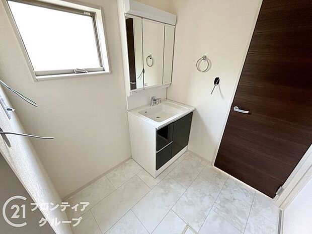 曇り止めヒーター付きのミラーキャビネットを採用しております。ミラーの内側がすべて収納スペースになっているので、スタイリング剤や歯ブラシなどの収納に便利ですね。