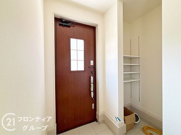 外観に調和したデザインの玄関は、温かみのある雰囲気を醸し出します。美しいドアとシンプルなラインが、家の印象を引き立て、来客を迎えるにふさわしい洗練された空間で、心地よい第一印象を与えます。