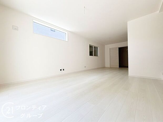 LDKには大きな窓からたくさんの光が入り、明るく、開放的な空間を演出してくれます。お友達が遊びに来た時も自慢のリビングになりますね！