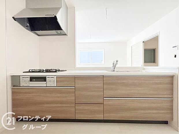 明るい色調でまとめられたキッチンは、毎日の料理が楽しくなる空間。作業スペースが広く、家事がしやすい設計。収納も豊富で使い勝手に優れています。