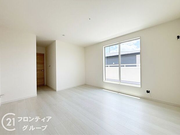 室内はシンプルな仕様となっており、それぞれの好みに合わせたインテリアで、趣味に合わせてレイアウトしやすくなっております。