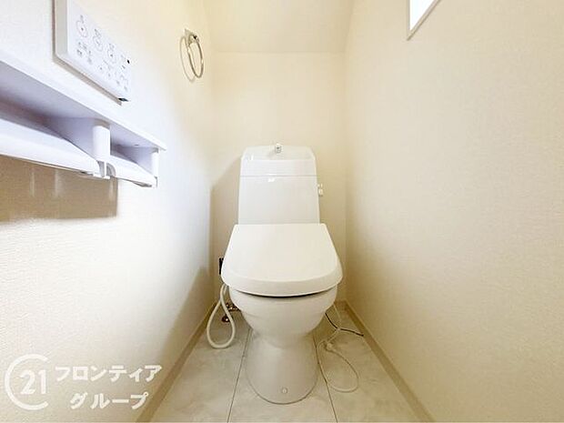 便器にふちがなく、汚れが隠れて見えない部分が極端に少なくなっており、お手入れも楽々！スピーディでパワフルな洗浄力を実現しています！