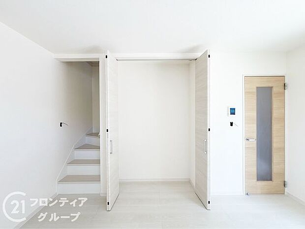 壁面を活かした収納付きの洋室は、見た目もすっきりとした印象。普段使いの衣類やバッグ類、備品もきちんと整理でき、空間に余裕が生まれます。インテリアの幅も広がる実用的な設計です。