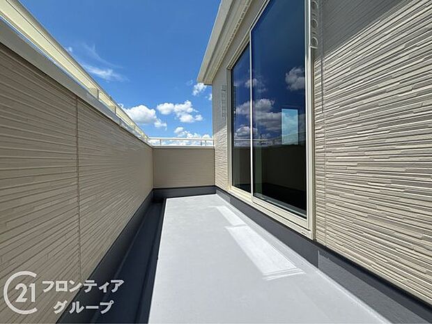 日当たりの良いバルコニーは、お洗濯が多いときも安心！たくさん干してもカラっと乾きそうです！