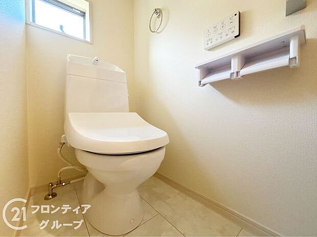 便器にふちがなく、汚れが隠れて見えない部分が極端に少なくなっており、お手入れも楽々！スピーディでパワフルな洗浄力を実現しています！