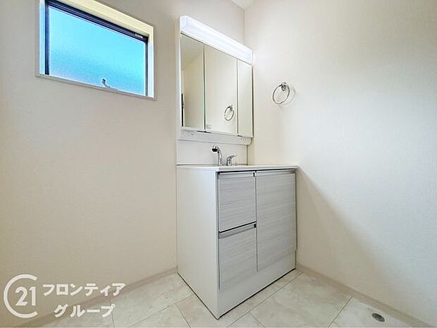 曇り止めヒーター付きのミラーキャビネットを採用しております。ミラーの内側がすべて収納スペースになっているので、スタイリング剤や歯ブラシなどの収納に便利ですね。