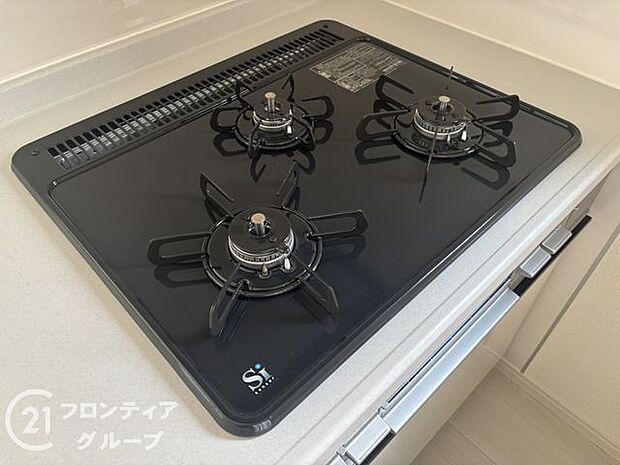 お手入れしやすい3口コンロ！お料理が楽しくなりそうですね