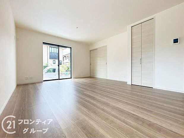 LDKには大きな窓からたくさんの光が入り、明るく、開放的な空間を演出してくれます。お友達が遊びに来た時も自慢のリビングになりますね！