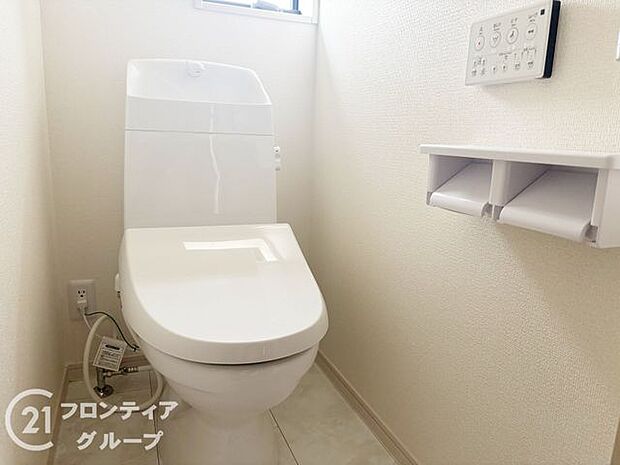 便器にふちがなく、汚れが隠れて見えない部分が極端に少なくなっており、お手入れも楽々！スピーディでパワフルな洗浄力を実現しています！