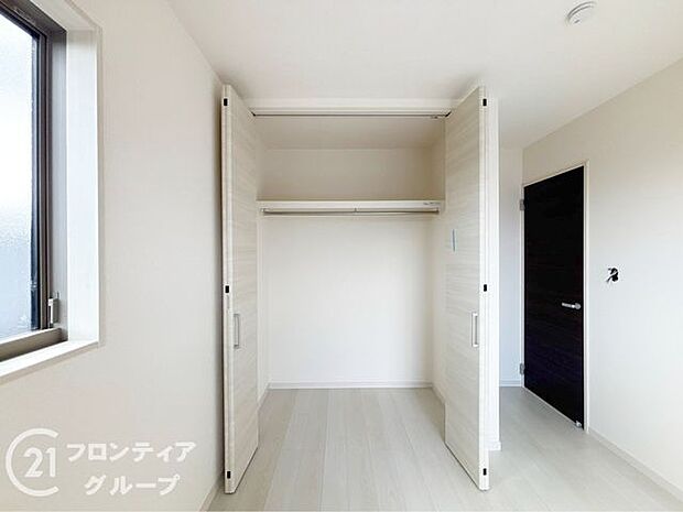 洋室にはクローゼットを備え、衣類や日用品、小物雑貨までしっかり収納可能。居室スペースを広く使えるため、家具のレイアウトもしやすく、より快適で自分らしい暮らしが実現します。