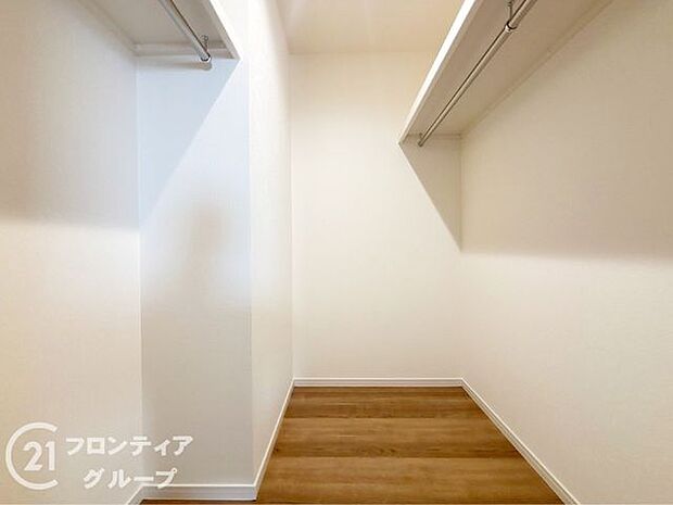 ウォークインクローゼット完備！スッキリ暮らせる収納力が魅力の室内。日用品から季節物までしっかりと片づけられ、整理整頓が簡単にできます。効率よく生活できるよう工夫された使い勝手の良さが光る空間です。