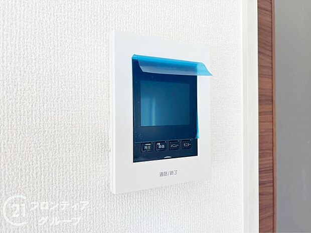 ハンズフリー機能を備えたカラーモニターインターホンを採用！お料理中などで手が塞がっていても便利に応答可能です！夜間の映像確認機能もついていて、安心ですね！