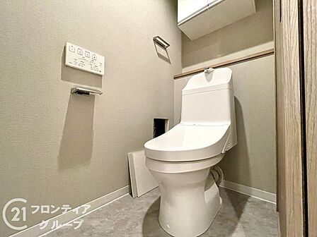 トイレは、清潔感と快適さを兼ね備えた空間です。落ち着いた色合いの内装が、リラックスできる雰囲気を演出しています