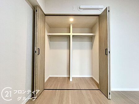 効率的な収納で、生活空間を広く使える設計です。収納スペースが豊富にあるため、日常の物をスッキリと片付けられます。お部屋を広々と使えるので、インテリアのアレンジも楽しめます
