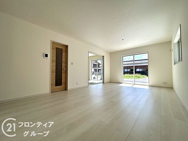 リビングのフローリング材には、木目や色調など木材特有の風合いがあり、ナチュラルな美しさで、日々の生活に温もりを与えてくれます。