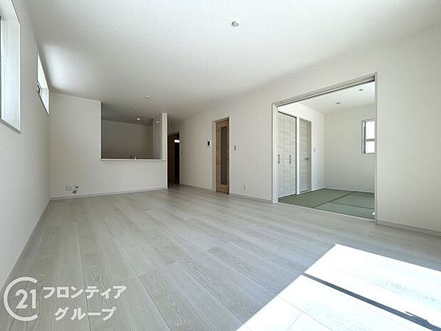 LDKには大きな窓からたくさんの光が入り、明るく、開放的な空間を演出してくれます。お友達が遊びに来た時も自慢のリビングになりますね!