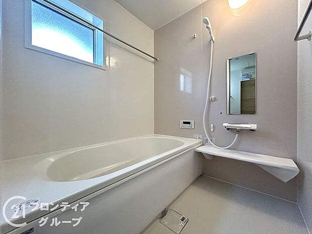 浴槽は環境にやさしい節水タイプを採用。浴槽内ステップで半身浴や親子入浴も楽しめるので、毎日のバスタイムをエコで素敵に演出してくれる小窓付きの浴室です