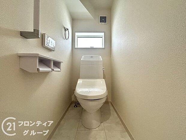 便器にふちがなく、汚れが隠れて見えない部分が極端に少なくなっており、お手入れも楽々!スピーディでパワフルな洗浄力を実現しています!