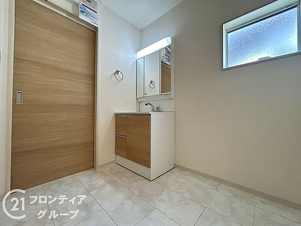 曇り止めヒーター付きのミラーキャビネットを採用しております。ミラーの内側がすべて収納スペースになっているので、スタイリング剤や歯ブラシなどの収納に便利ですね。