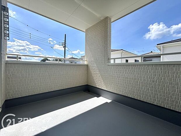 日当たりの良いバルコニーは、お洗濯が多いときも安心!たくさん干してもカラっと乾きそうです!