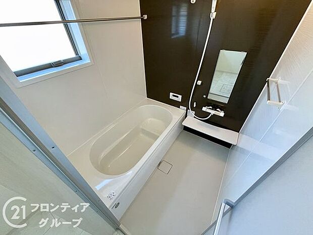 浴槽は環境にやさしい節水タイプを採用。浴槽内ステップで半身浴や親子入浴も楽しめるので、毎日のバスタイムをエコで素敵に演出してくれる小窓付きの浴室です