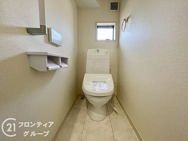 便器にふちがなく、汚れが隠れて見えない部分が極端に少なくなっており、お手入れも楽々!スピーディでパワフルな洗浄力を実現しています!