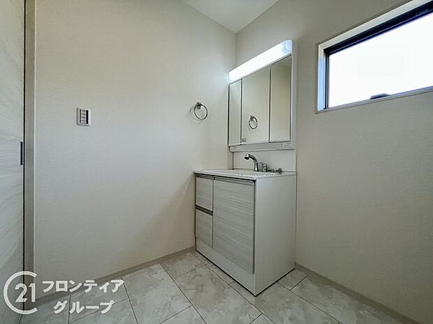 曇り止めヒーター付きのミラーキャビネットを採用しております。ミラーの内側がすべて収納スペースになっているので、スタイリング剤や歯ブラシなどの収納に便利ですね。