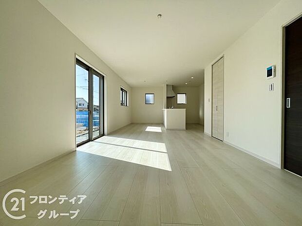 LDKには大きな窓からたくさんの光が入り、明るく、開放的な空間を演出してくれます。お友達が遊びに来た時も自慢のリビングになりますね!