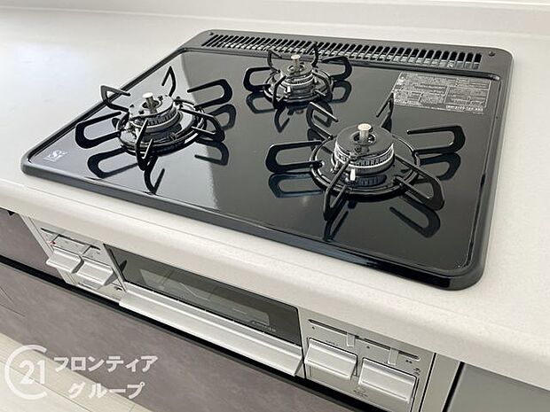 お手入れしやすい3口コンロ!お料理が楽しくなりそうですね