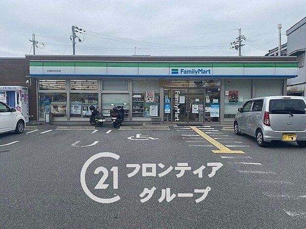 ファミリーマート天理田井庄町店 徒歩3分。 180m