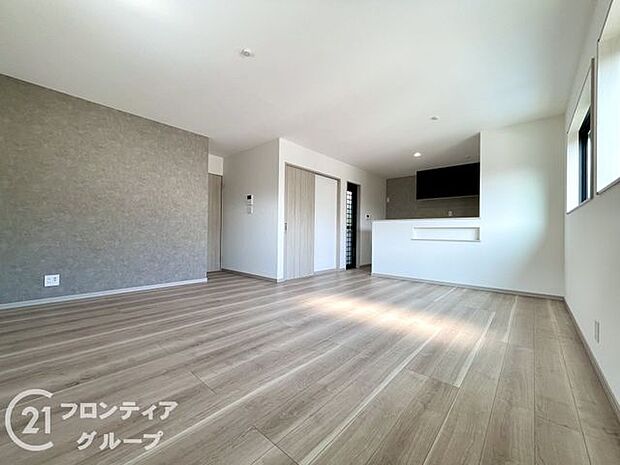 オープンな空間が、広々とした印象を与えます。日中はお部屋全体に明るい光が差し込みます。
